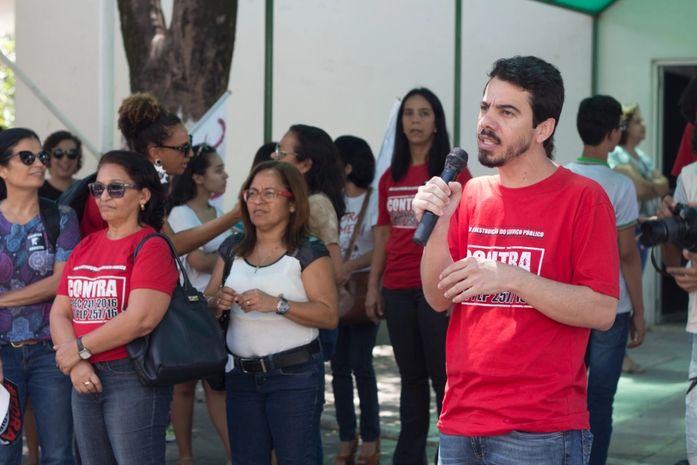 Professor utilizou as redes sociais para falar sobre o atentado