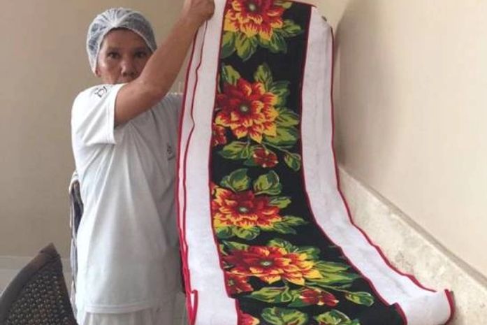 Uma das doadoras, com peça feita por ela