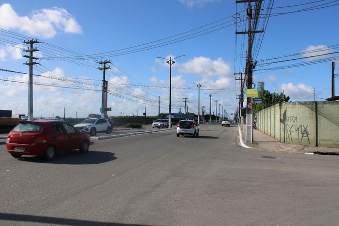 Após rede coletora de esgoto, Avenida Cachoeira do Meirim recebe nova pavimentação