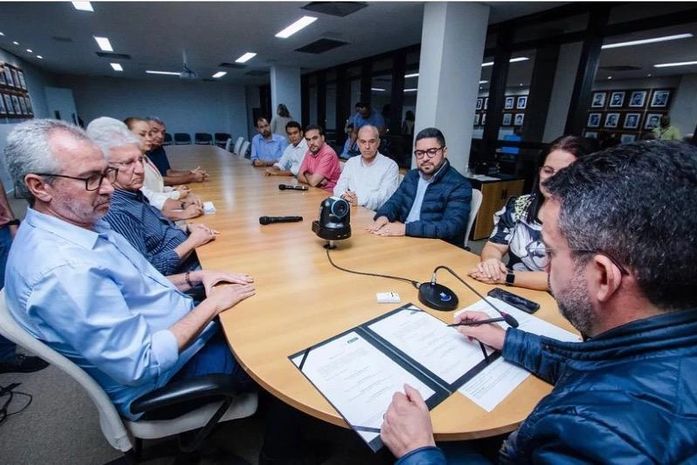 Governador assina Ordem de Serviço perante representantes do Vale do Paraíba