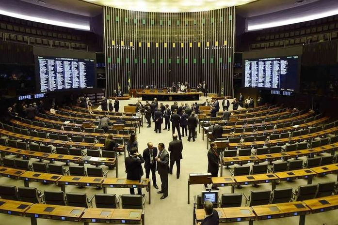 Distritão favorece políticos conhecidos, dizem especialistas