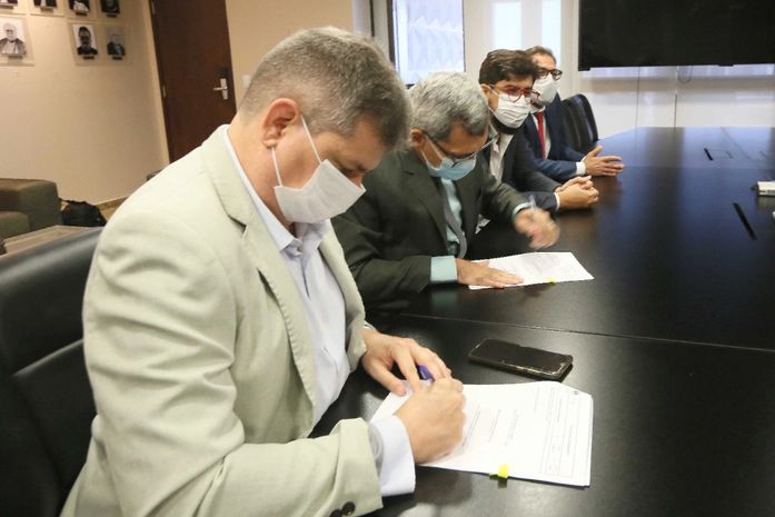 Seris e TJ assinam termo de cooperação para o retorno de audiências de custódia presenciais