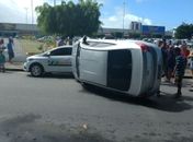 Carro capota e atinge veículos na Avenida Fernandes Lima