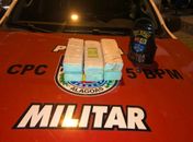 Suspeito é flagrado por policiais militares quando ia buscar pacotes de maconha 
