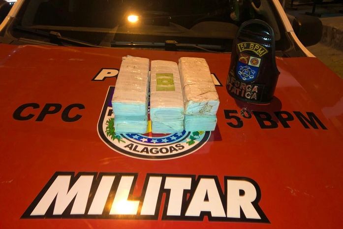 Suspeito é flagrado por policiais militares quando ia buscar pacotes de maconha 
