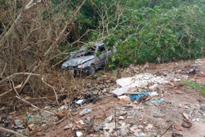 Motorista perde controle e carro cai em ribanceira no Agreste