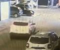 Carro colide com veículo e invade fachada de hotel em Maceió