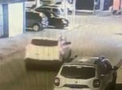 Carro colide com veículo e invade fachada de hotel em Maceió