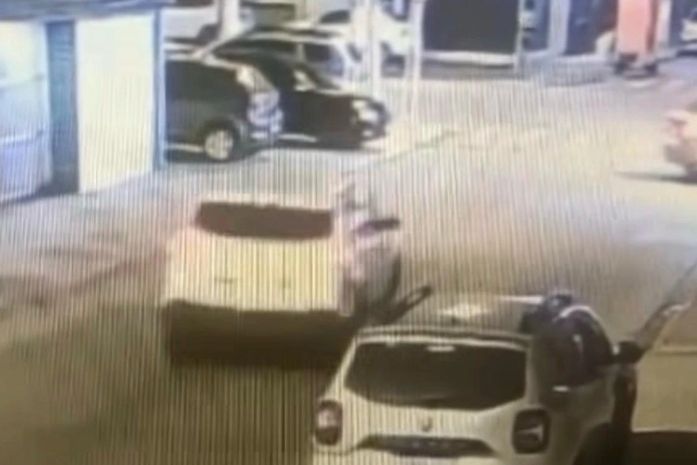 Carro colide com veículo e invade fachada de hotel em Maceió