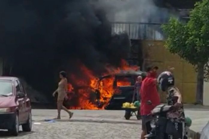 Carro pega fogo e fica completamente destruído no Clima Bom; veja imagens
