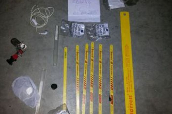 Dois homens são presos ao arremessarem serras e drogas no presídio