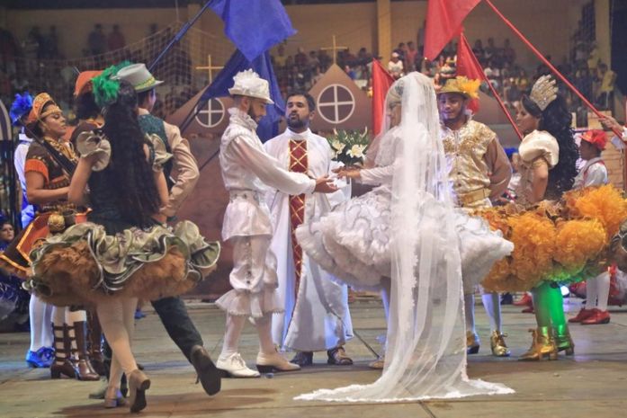 Quadrilhas estilizadas se apresentam na noite deste São João no Ginásio João Paulo II