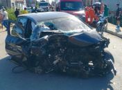 Idosa atropela mulher e bate carro contra árvore em Penedo