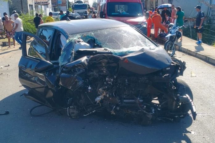 Idosa atropela mulher e bate carro contra árvore em Penedo