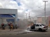 Carro incendeia em posto de combustíveis e assusta condutor e populares