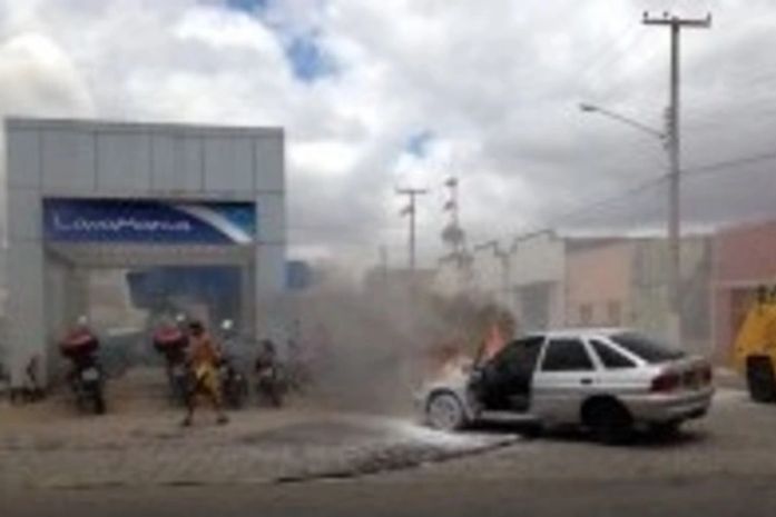 Carro incendeia em posto de combustíveis e assusta condutor e populares