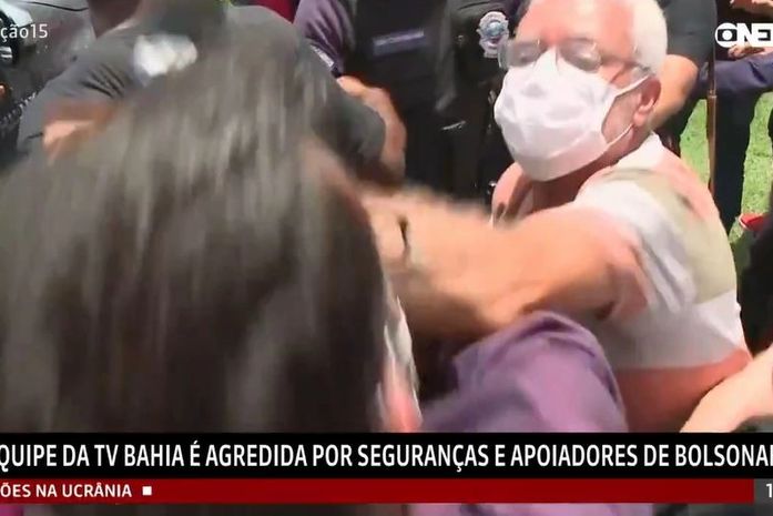 Momento de agressão a jornalistas
