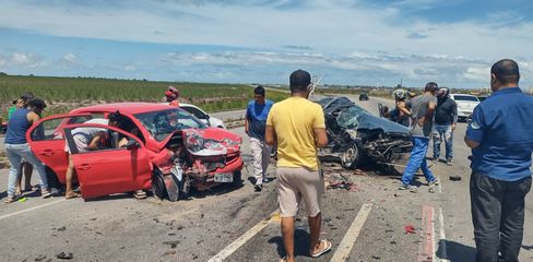 Vídeo: Colisão entre carros deixa cinco feridos no Benedito Bentes, em Maceió