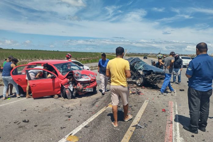 Vídeo: Colisão entre carros deixa cinco feridos no Benedito Bentes, em Maceió