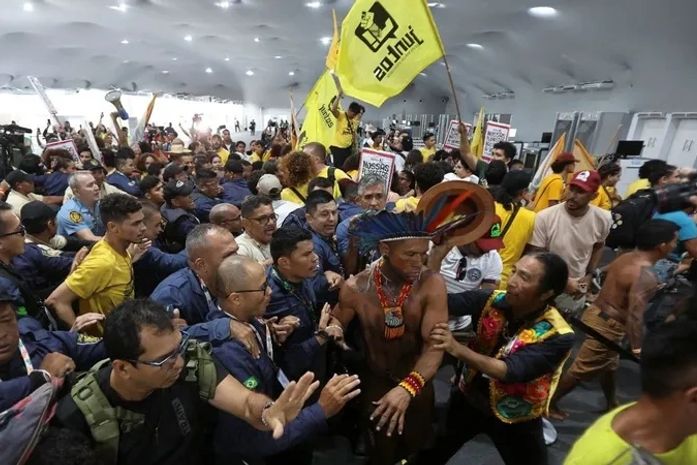 Indígenas e manifestantes ligados ao PSOL invadem sede da COP30 em Belém