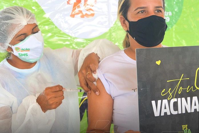 Piranhas inicia vacinação em profissionais da educação