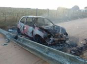 Carro colide contra poste, pega fogo e motorista fica ferido no Agreste