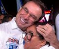 “Vou votar em quem está junto de Luciano”, diz moradora ao abraçar prefeito durante caravana