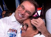 “Vou votar em quem está junto de Luciano”, diz moradora ao abraçar prefeito durante caravana