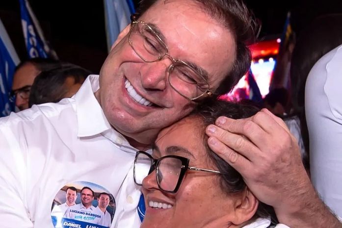 “Vou votar em quem está junto de Luciano”, diz moradora ao abraçar prefeito durante caravana