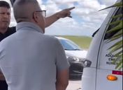Vídeo: Após corte ônibus com pacientes de hemodiálise de Atalaia fica parado e secretário municipal se irrita após vereador pagar pelo combustível 
