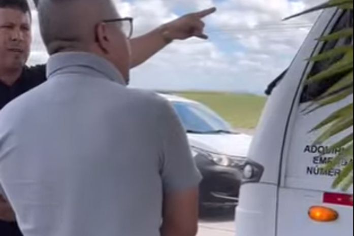 Vídeo: Após corte ônibus com pacientes de hemodiálise de Atalaia fica parado e secretário municipal se irrita após vereador pagar pelo combustível 