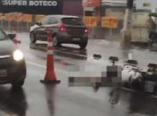 Grave acidente entre moto e caminhão deixa duas pessoas mortas na Av. Menino Marcelo