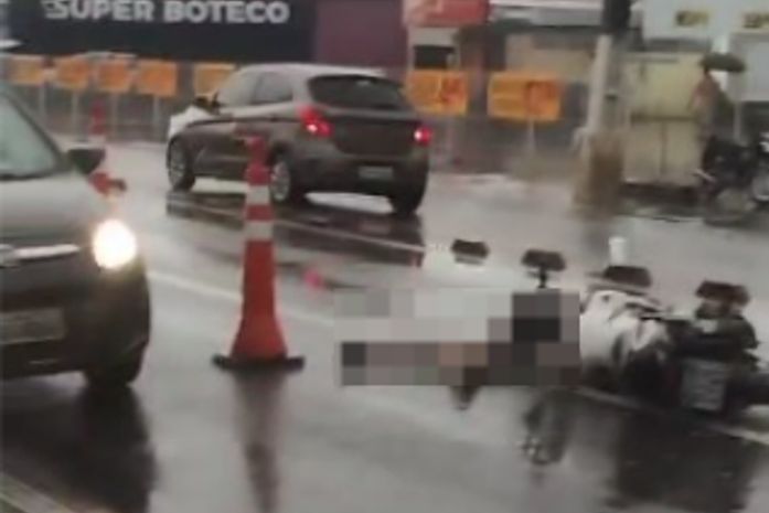 Grave acidente entre moto e caminhão deixa duas pessoas mortas na Av. Menino Marcelo