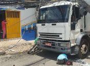 Caminhão bate em poste, derruba fiação e motorista fica ferido em Maceió