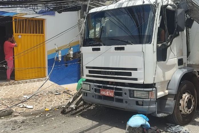 Caminhão bate em poste, derruba fiação e motorista fica ferido em Maceió