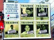Não é a primeira vez que deputados são pressionados em outdoors por seus votos