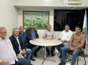 Maurício Holanda aparece no centro da mesa, ladeado da Chapa eleita e seu vice-prefeito Victor Canuto