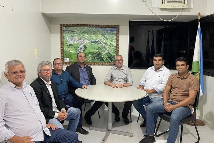 Maurício Holanda aparece no centro da mesa, ladeado da Chapa eleita e seu vice-prefeito Victor Canuto