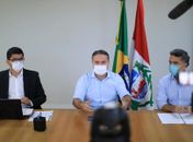 Renan Filho ladeado por Rafael Brito e Fabrício Marques
