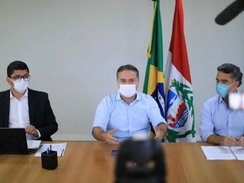 Renan Filho ladeado por Rafael Brito e Fabrício Marques