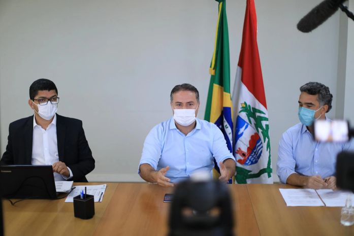 Renan Filho ladeado por Rafael Brito e Fabrício Marques