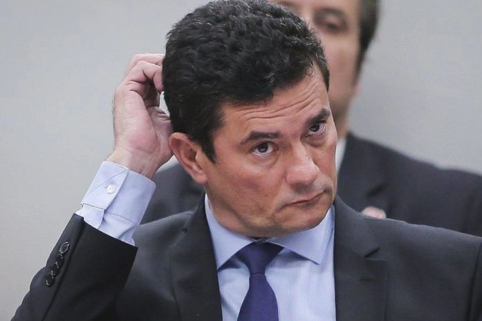 Moro molesta o idioma e fulmina o direito