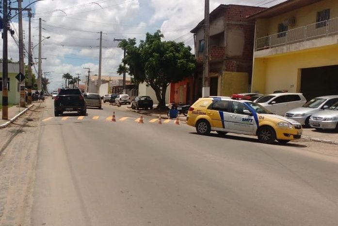 SMTT sinaliza lombadas e faixa de ônibus em Arapiraca