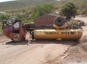  Motorista tenta desviar de buraco e capota caminhão-pipa em Pão de Açúcar 