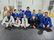 Projeto voluntário de jiu-jitsu muda vida de alunos da Escola Cleto Marques Luz