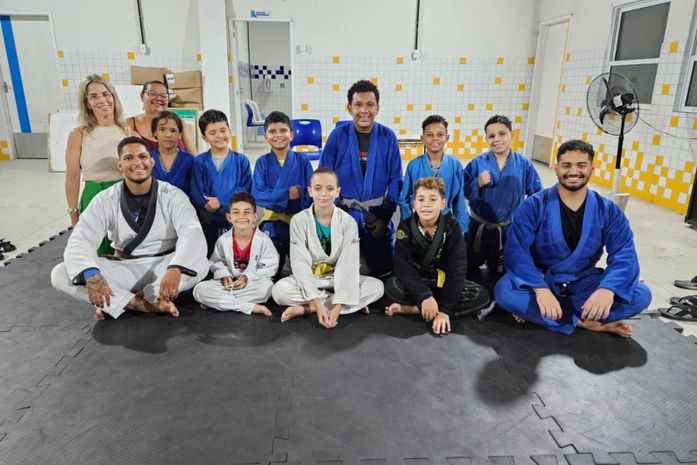 Projeto voluntário de jiu-jitsu muda vida de alunos da Escola Cleto Marques Luz