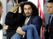 Najila deixa a delegacia carregada pelo advogado, Danilo Garcia de Andrade.