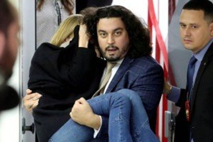 Najila deixa a delegacia carregada pelo advogado, Danilo Garcia de Andrade.