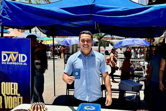 Vereador David do Emprego comemora aniversário com a população e realiza Gabinete Itinerante no centro de Maceió