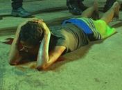 Jovem é espancado por populares e detido após tentativa de assalto no Farol